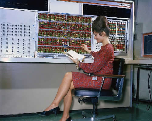 Dra. Sheila A. Thibeault programando o computador híbrido COMCOR Ci-5000 em 1967