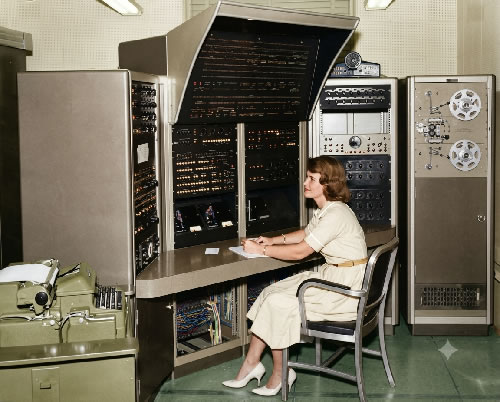 Evelyn Murphy observando o visor CRT de plotagem vetorial do computador PILOT